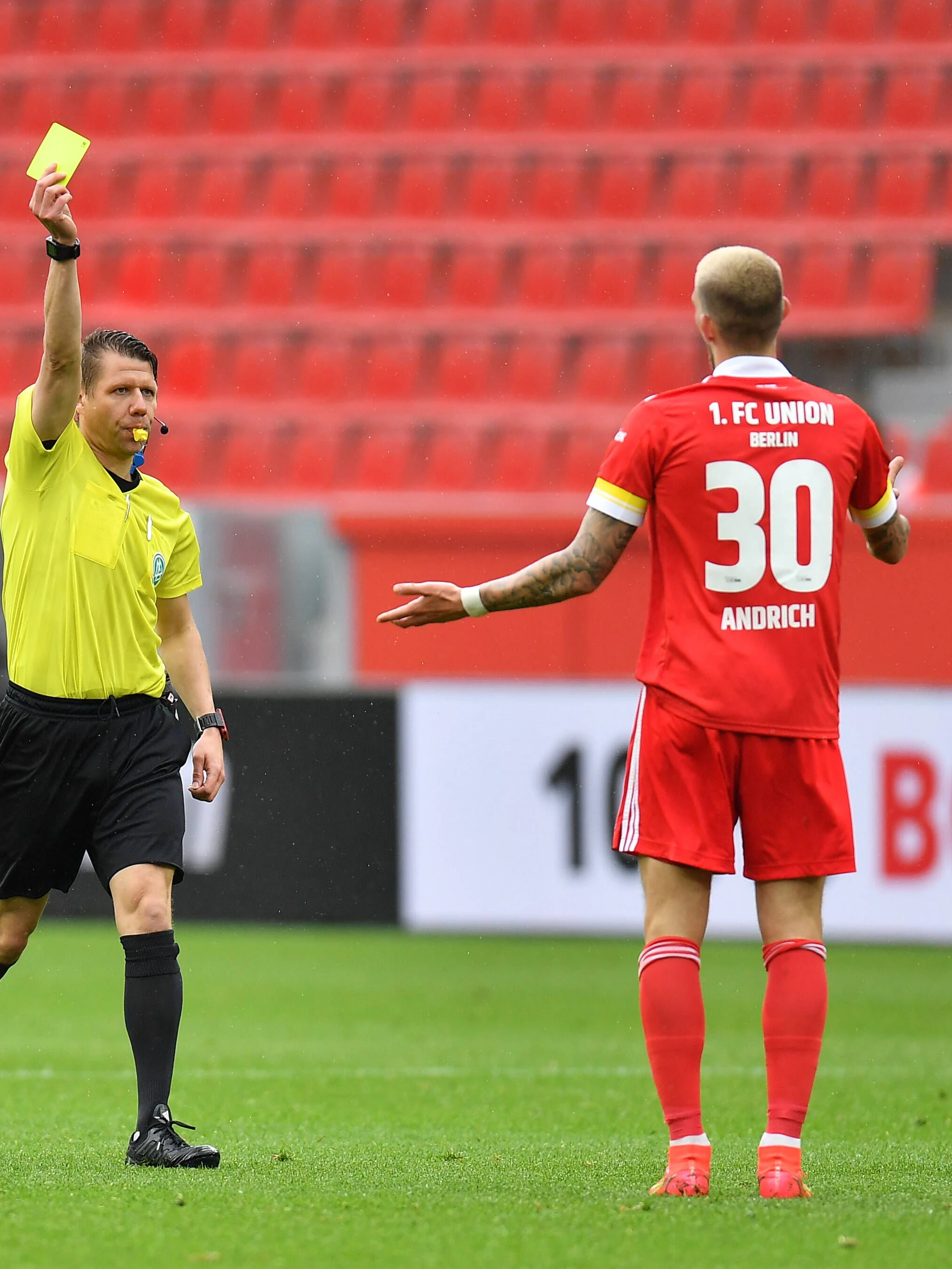 Robert Andrich sieht von Schiri&nbsp;Patrick Ittrich den Gelben Karton und muss nun gegen Leipzig passen.