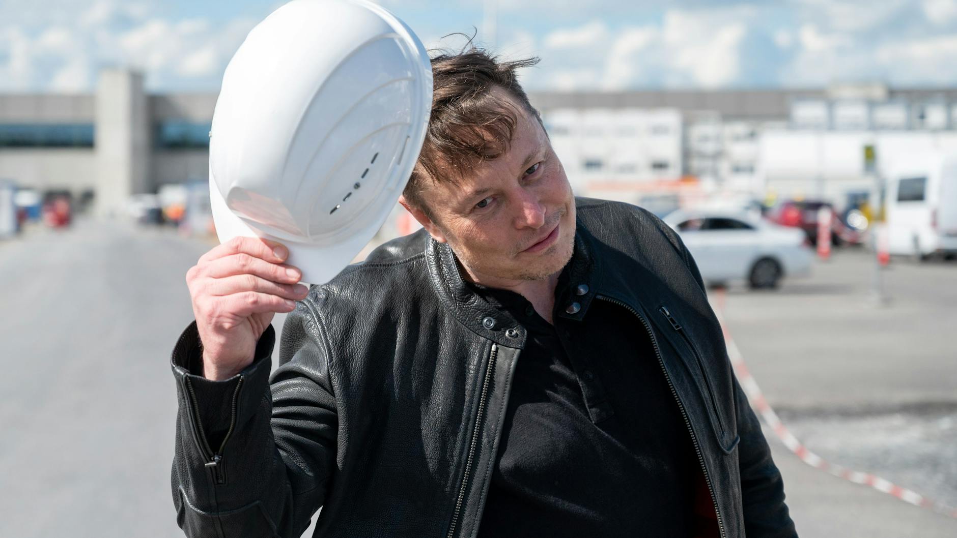Tesla-Chef Elon Musk steht auf der Baustelle in Grünheide und grüßt mit einem Schutzhelm. Er hat sich am Montag ein Bild vom Baufortschritt der neuen Gigafactory gemacht. 