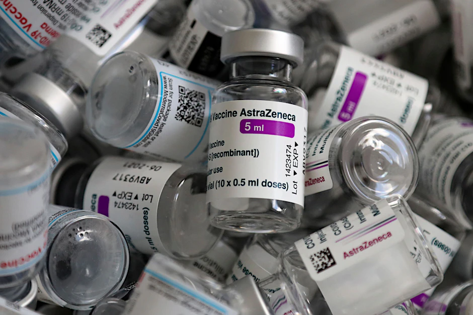 Leere Fläschchen des Corona-Impfstoffes von Astrazeneca.
