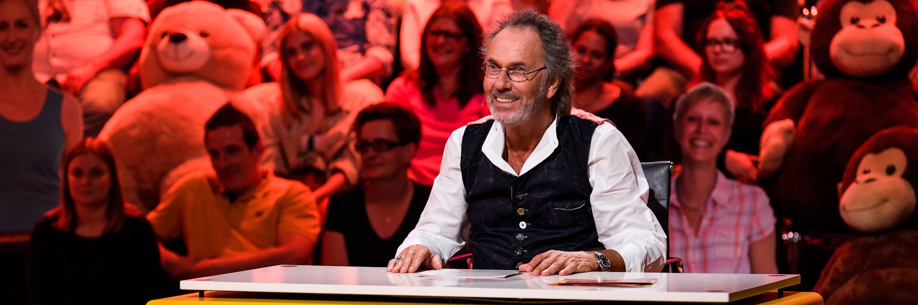 Hugo Egon Balder moderiert Genial daneben schon seit der ersten Folge.