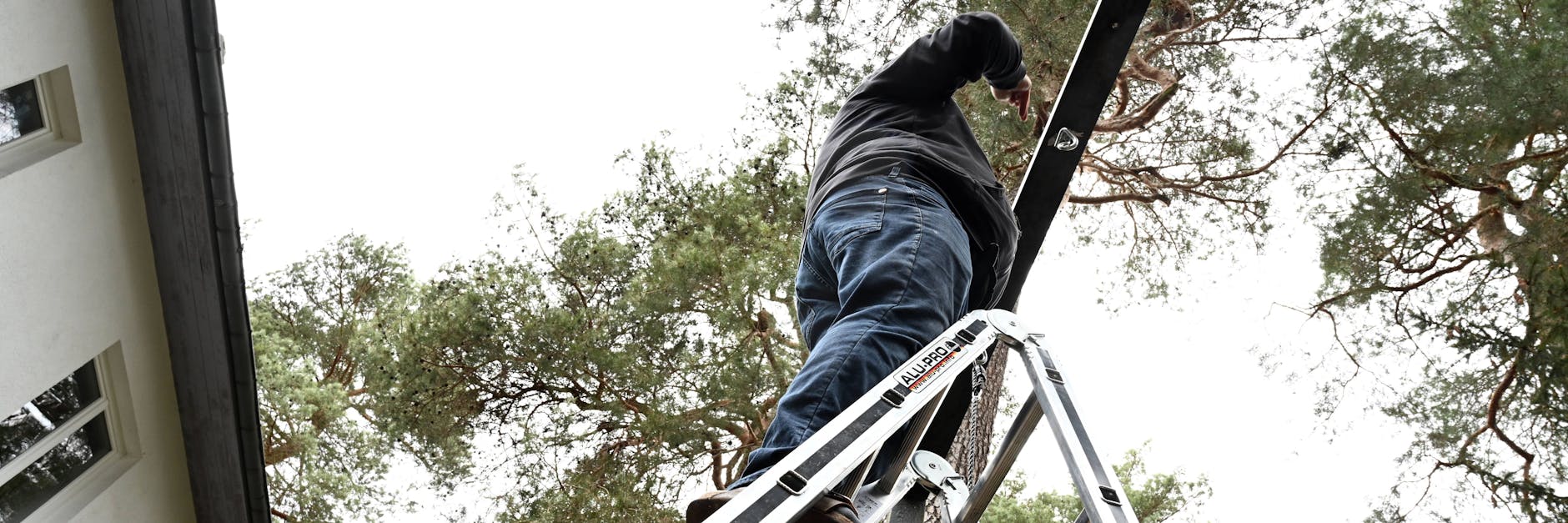 Ob er weiß, was er da tut? Ein Mann bei handwerklichen Arbeiten zu Hause.