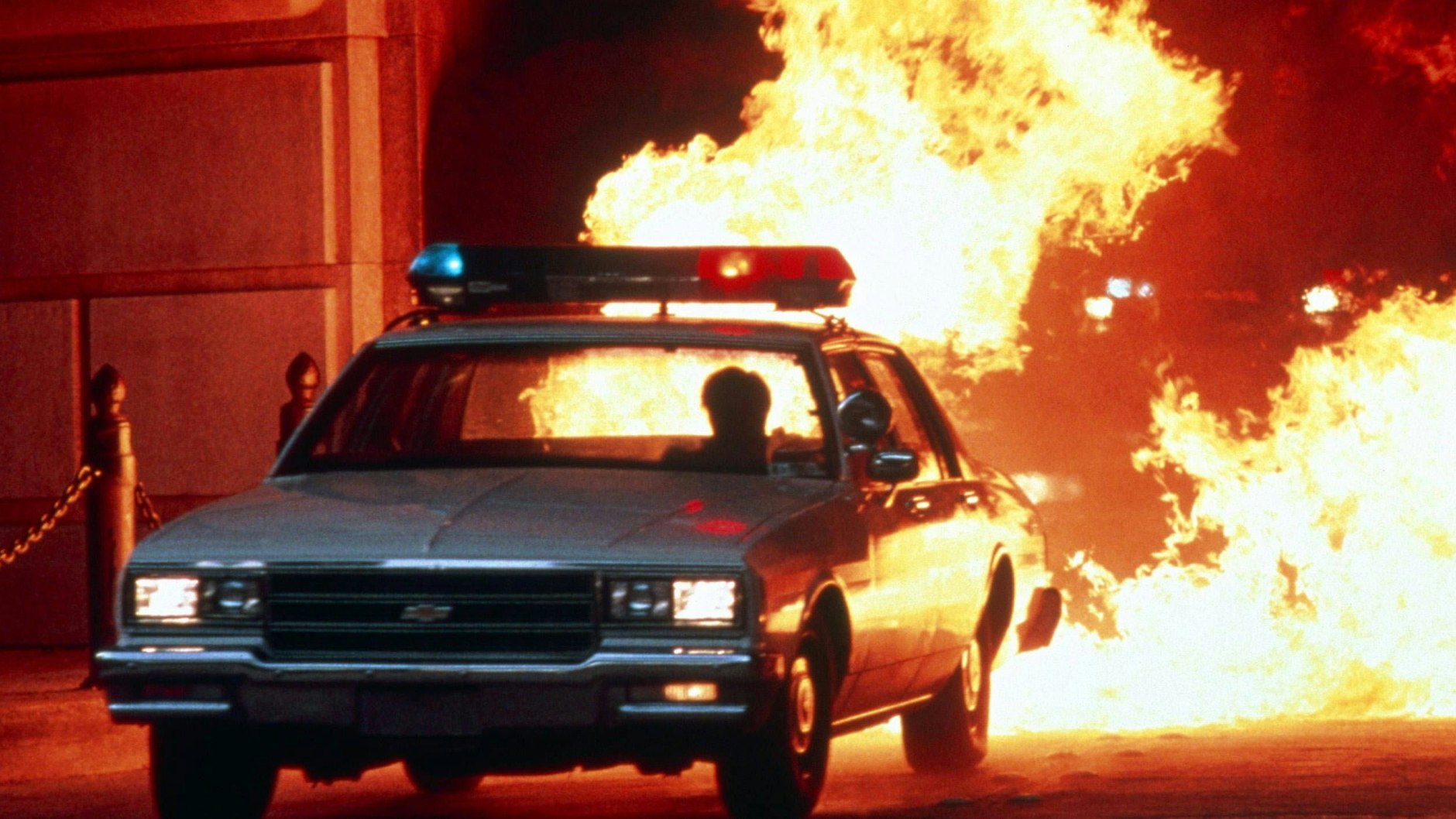 John Grishams Erzählhaltung hat mehr filmische als literarische Tradition. Hier eine Szene aus „Tödliche Nähe" („Striking Distance“), USA 1993.