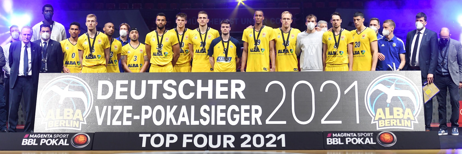 Der falsche Titel: Beim Top Four wurde Alba Berlin diesmal nur Vize-Pokalsieger.