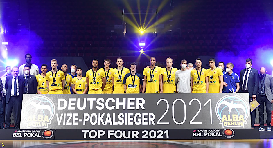 Der falsche Titel: Beim Top Four wurde Alba Berlin diesmal nur Vize-Pokalsieger.