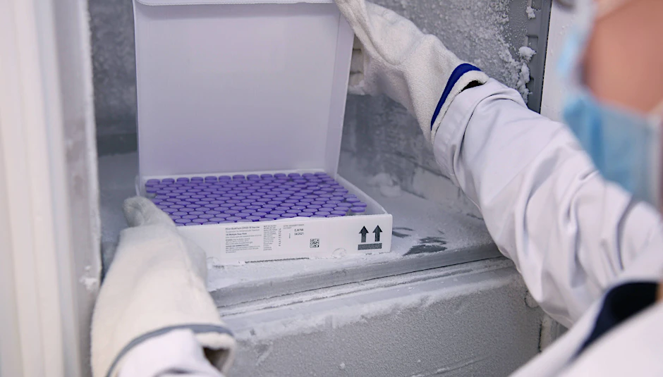 Der Impfstoff von Biontech und Pfizer in einem Gefrierschrank.