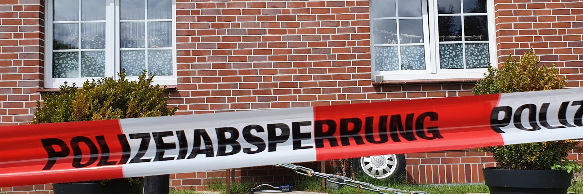 Ein Absperrband der Polizei hängt vor einem Haus in Bispingen. Darin wurden eine 35-jährige Frau und ihr vierjähriger Sohn tot aufgewunden.&nbsp;