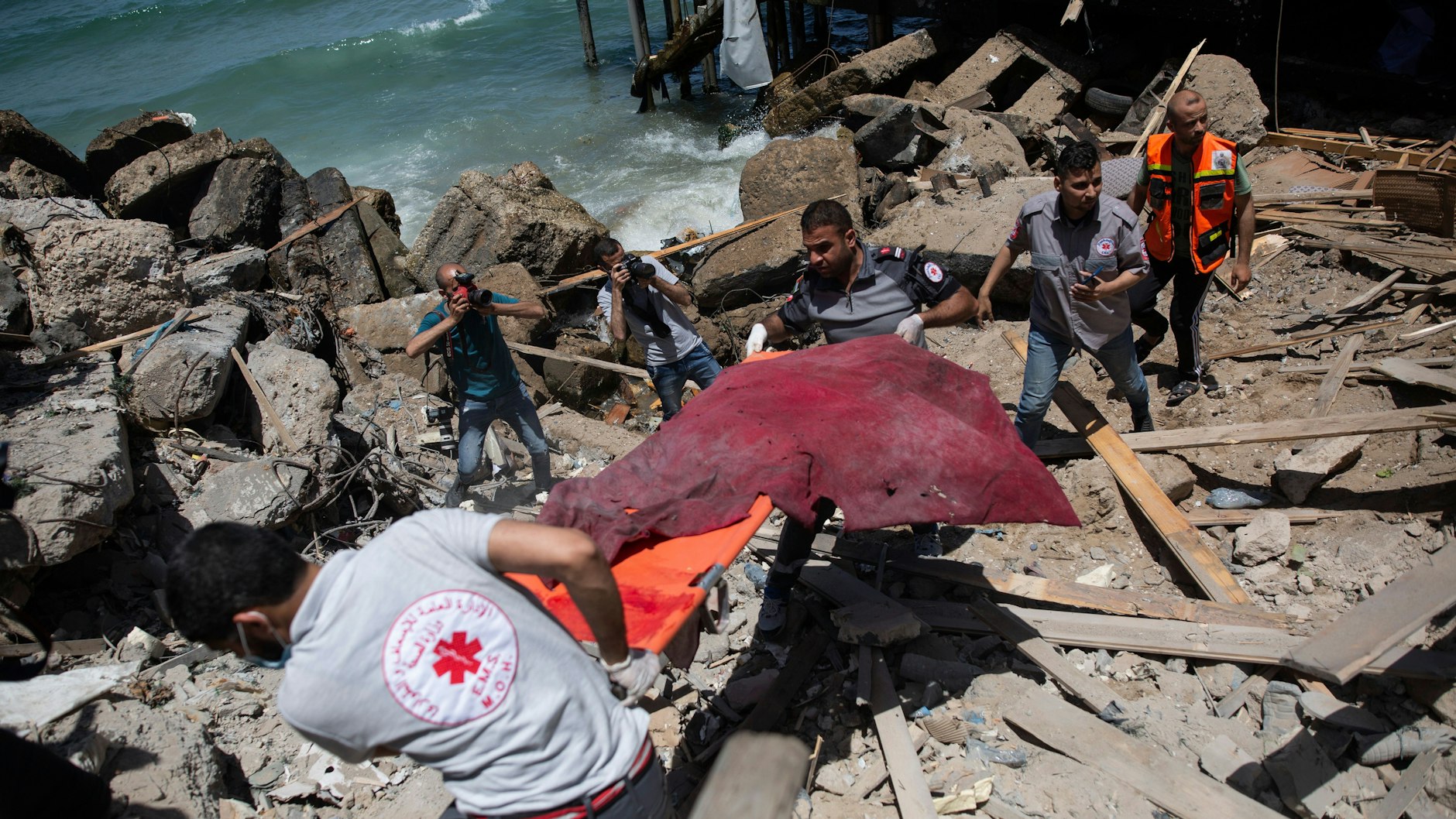 Palästinensische Helfer bergen einen Leichnam: Der Mann war bei&nbsp; einem israelischen Angriff getötet worden.