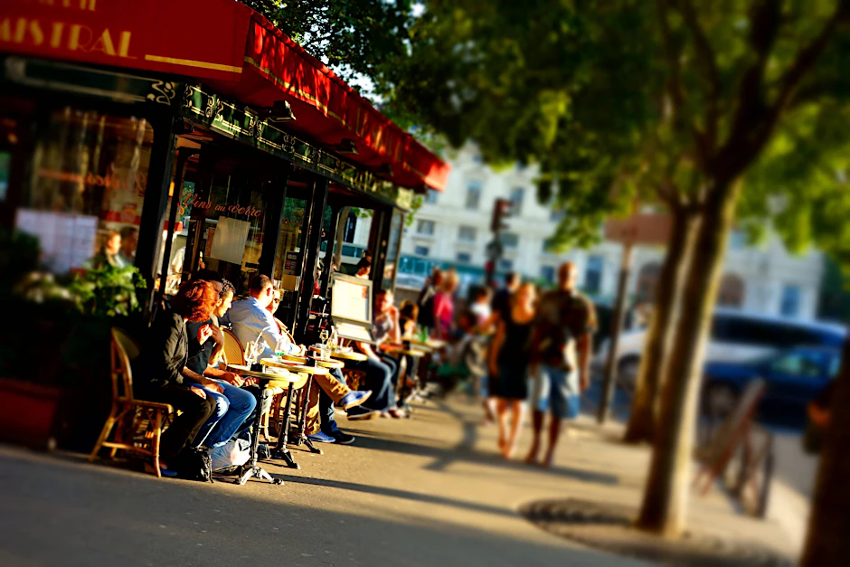 Bald dürfen wir wieder unseren Cappuccino draußen vorm Straßencafé genießen.