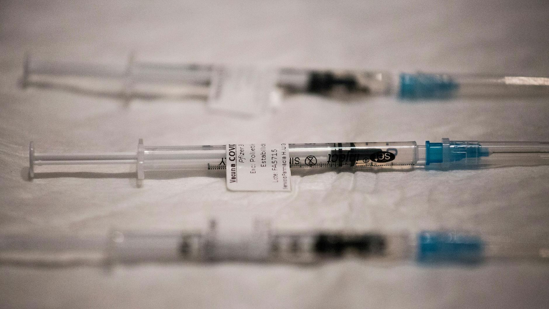 Dem RKI zufolge sinkt die Wahrscheinlichkeit, schwer an Covid-19 zu erkranken, bei vollständig Geimpften im Vergleich zu Ungeimpften bei allen vier Impfstoffen um mindestens 80 Prozent.