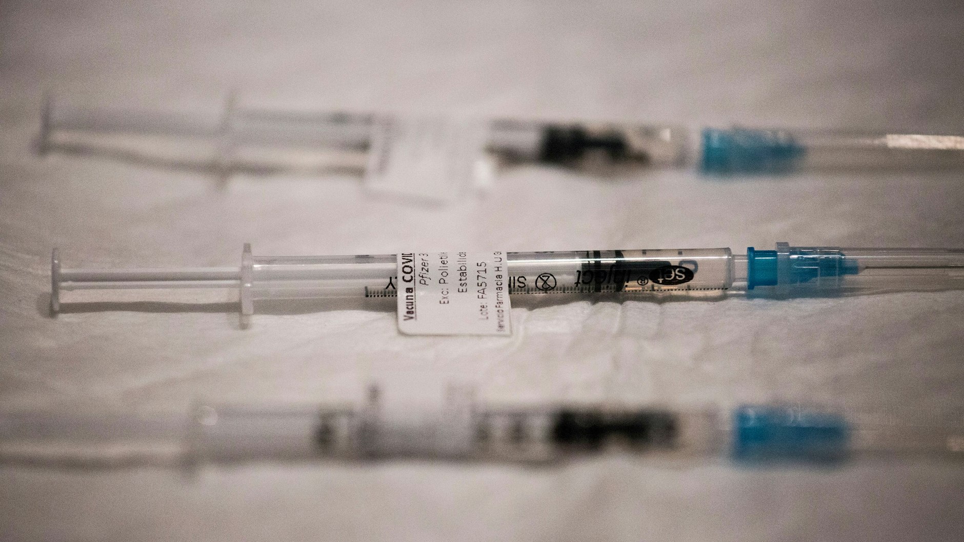 Dem RKI zufolge sinkt die Wahrscheinlichkeit, schwer an Covid-19 zu erkranken, bei vollständig Geimpften im Vergleich zu Ungeimpften bei allen vier Impfstoffen um mindestens 80 Prozent.