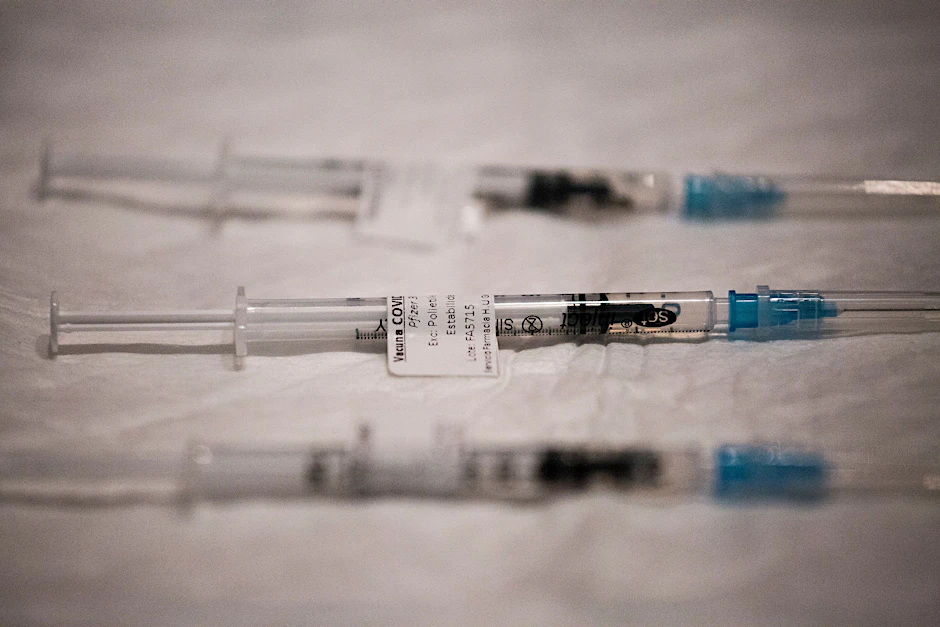 Dem RKI zufolge sinkt die Wahrscheinlichkeit, schwer an Covid-19 zu erkranken, bei vollständig Geimpften im Vergleich zu Ungeimpften bei allen vier Impfstoffen um mindestens 80 Prozent.