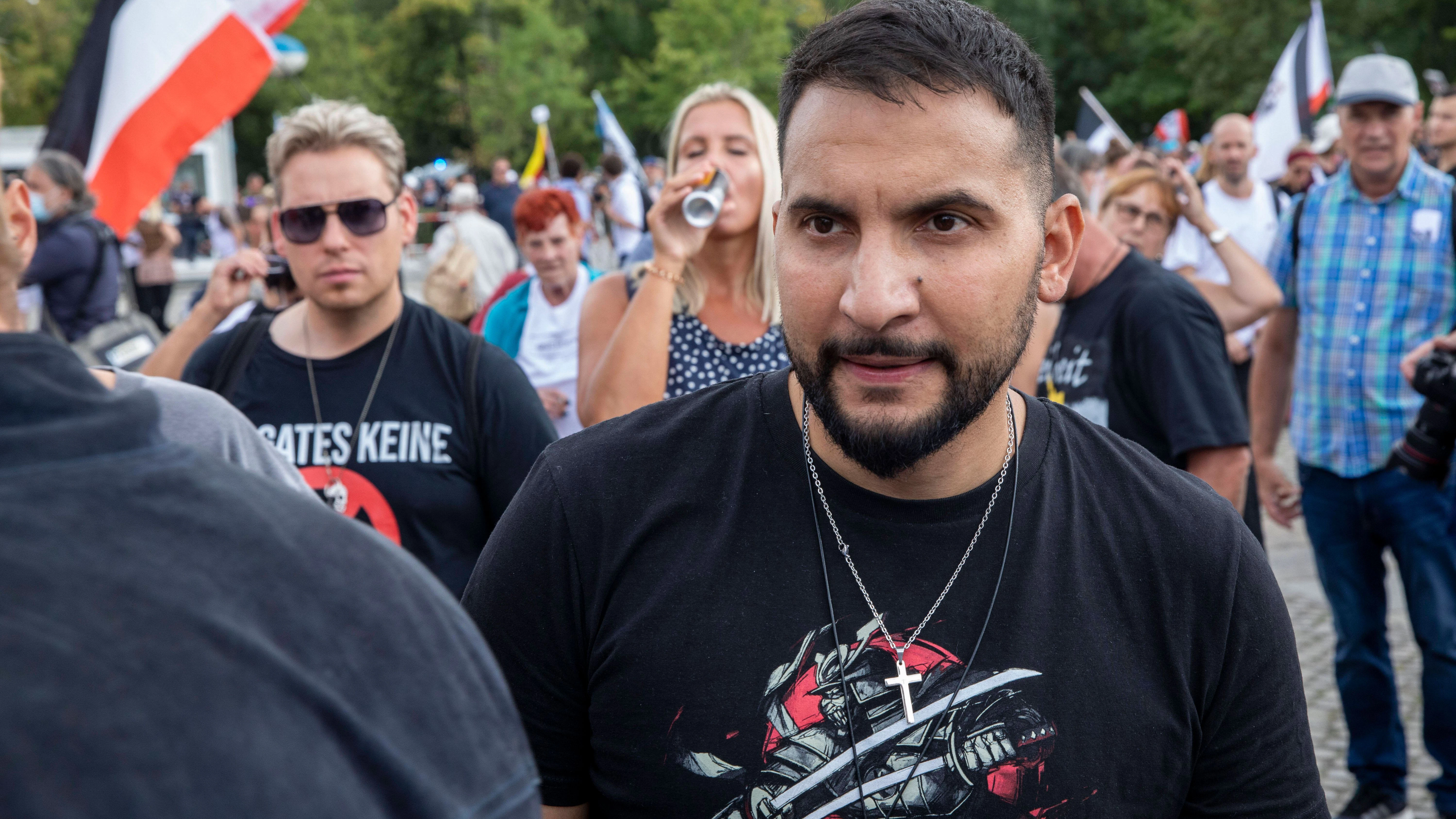 Attila Hildmann demonstrierte im vergangenen Sommer oft zusammen mit Rechtsextremisten verschiedener Lager.