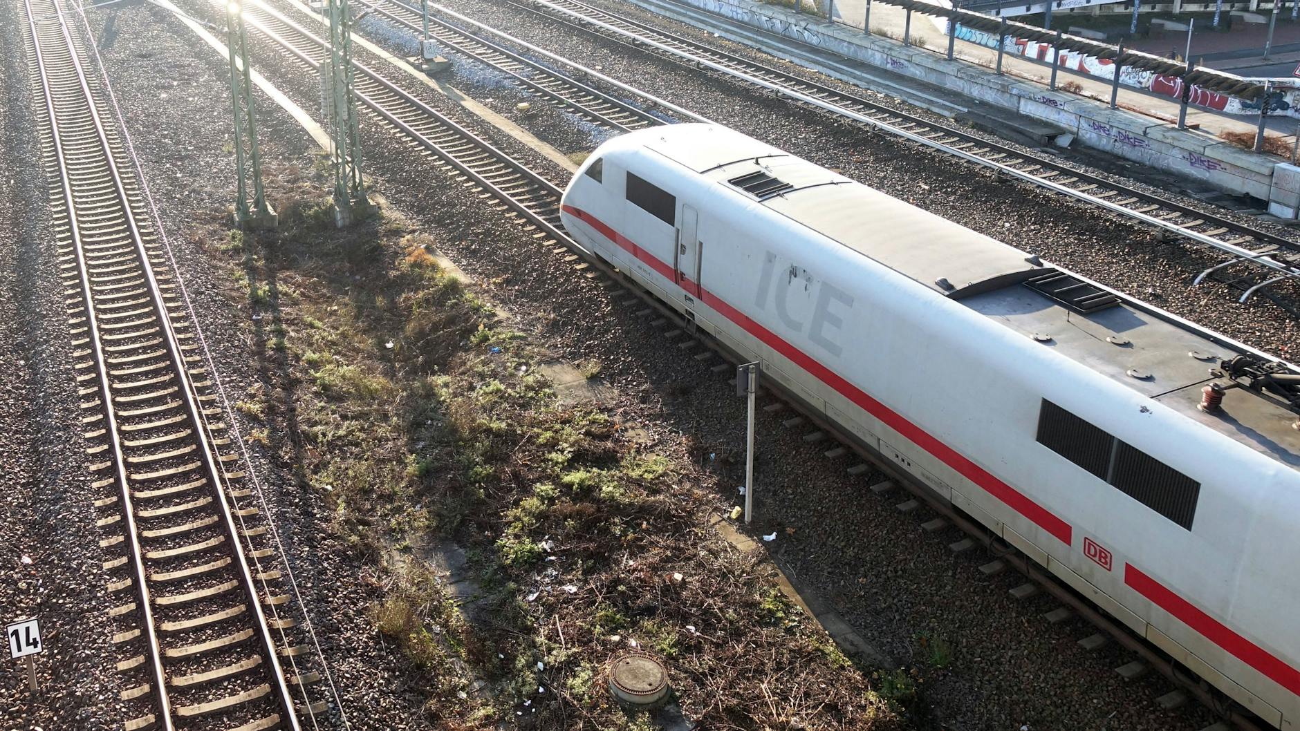Ein ICE am Bahnhof Berlin-Südkreuz. Zweimal stündlich verbinden Fernzüge Berlin mit Hamburg.