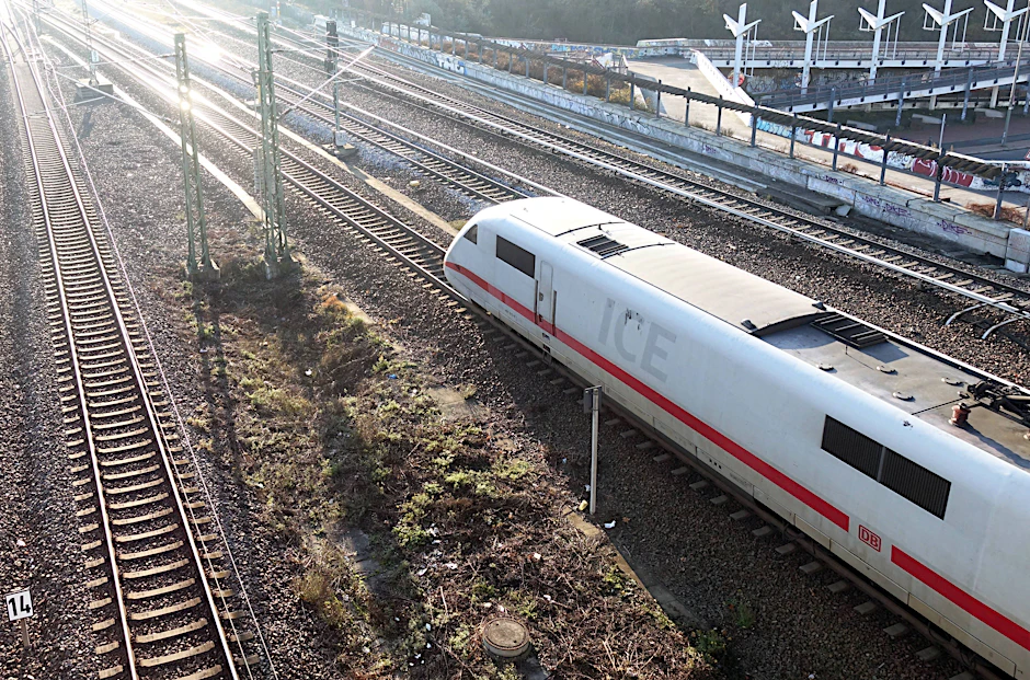 Ein ICE am Bahnhof Berlin-Südkreuz. Zweimal stündlich verbinden Fernzüge Berlin mit Hamburg.