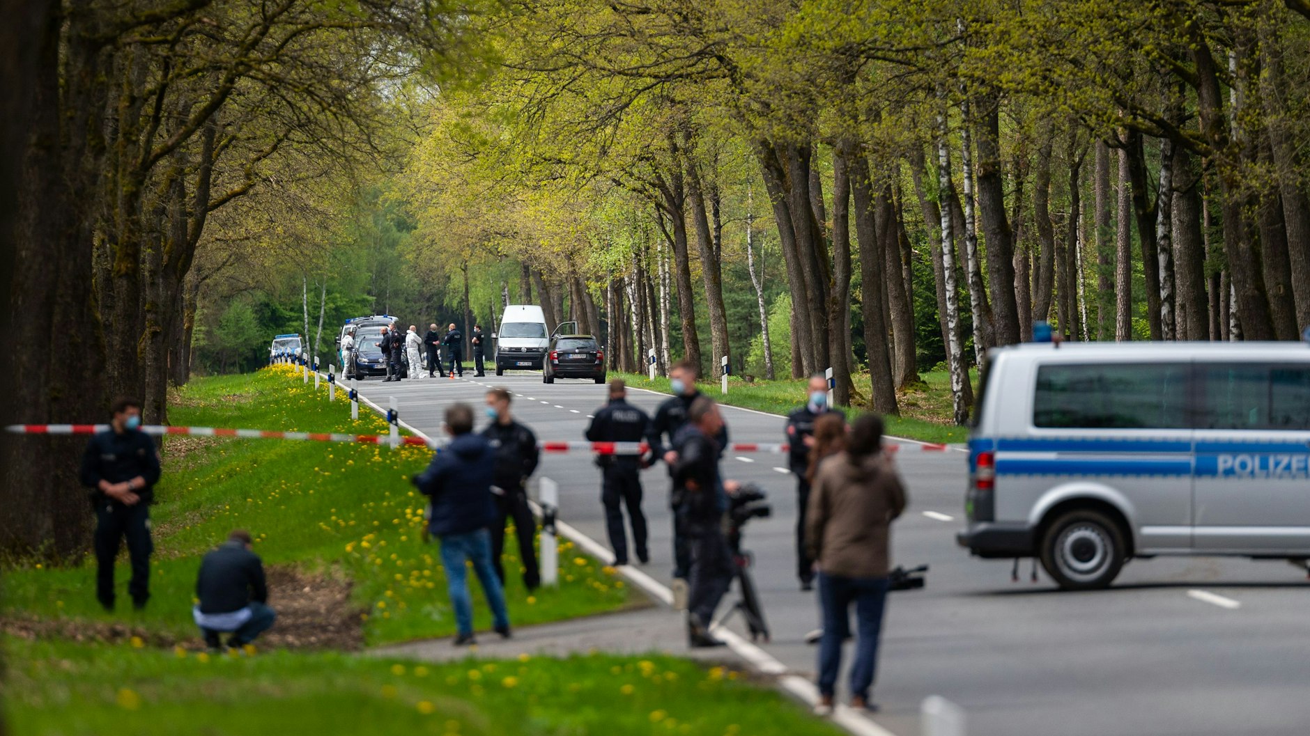 In einem Waldstück unweit von Bispingen sichern Polizisten an einer Bundesstraße Spuren am Fundort einer Kinderleiche.