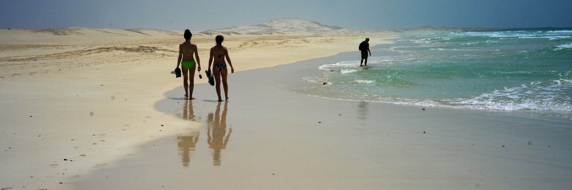 Um den Urlaub in der Ferne unbeschwert genießen zu können, empfiehlt sich eine Auslandskrankenversicherung.
