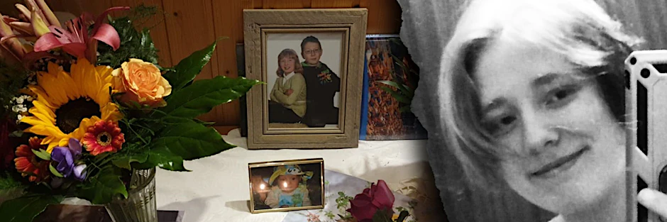 Die Eltern haben in Annas Kinderzimmer Bilder ihrer Tochter aufgestellt, um an sie zu gedenken.