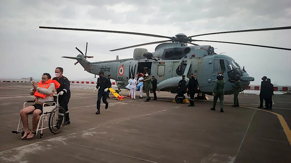 Ein Mann, der von der indischen Marine aus dem Arabischen Meer gerettet wurde, kommt an der Marinestation INS Shikra an, um medizinisch behandelt zu werden.&nbsp;