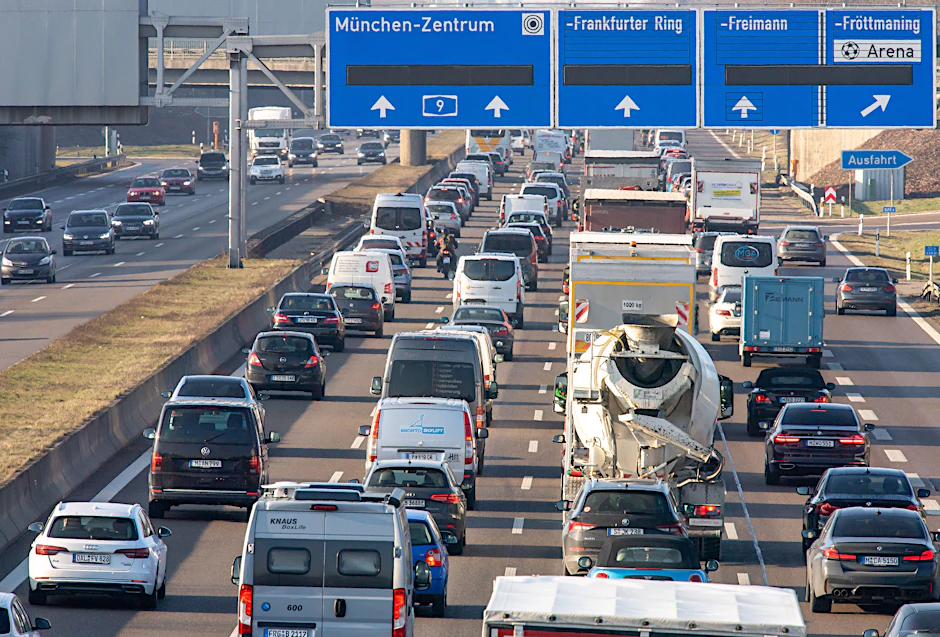 Laut einer Umfrage im Auftrag der HUK Coburg bewegen sich die Deutschen so am liebsten fort: im Auto.