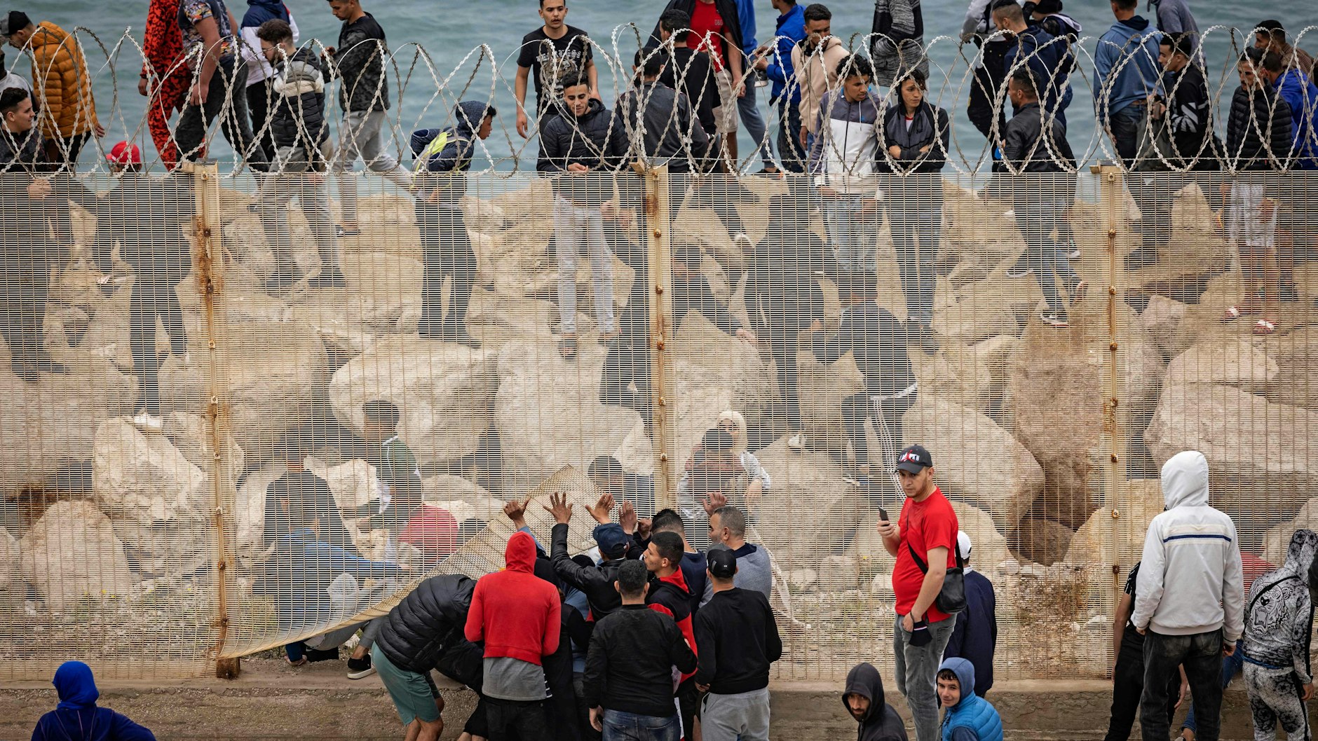 Marokkanische Migranten an der Grenze zur spanischen Nordafrika-Exklave Ceuta.&nbsp;