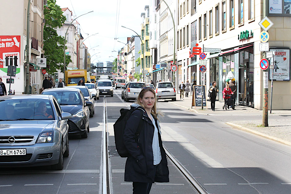 Viel Durchgangsverkehr auf schmaler Fahrbahn: Mira Skalski vom Kiezbeirat Adlershof auf der Dörpfeldstraße im Südosten Berlins, die in den kommenden Jahren umgebaut werden soll.