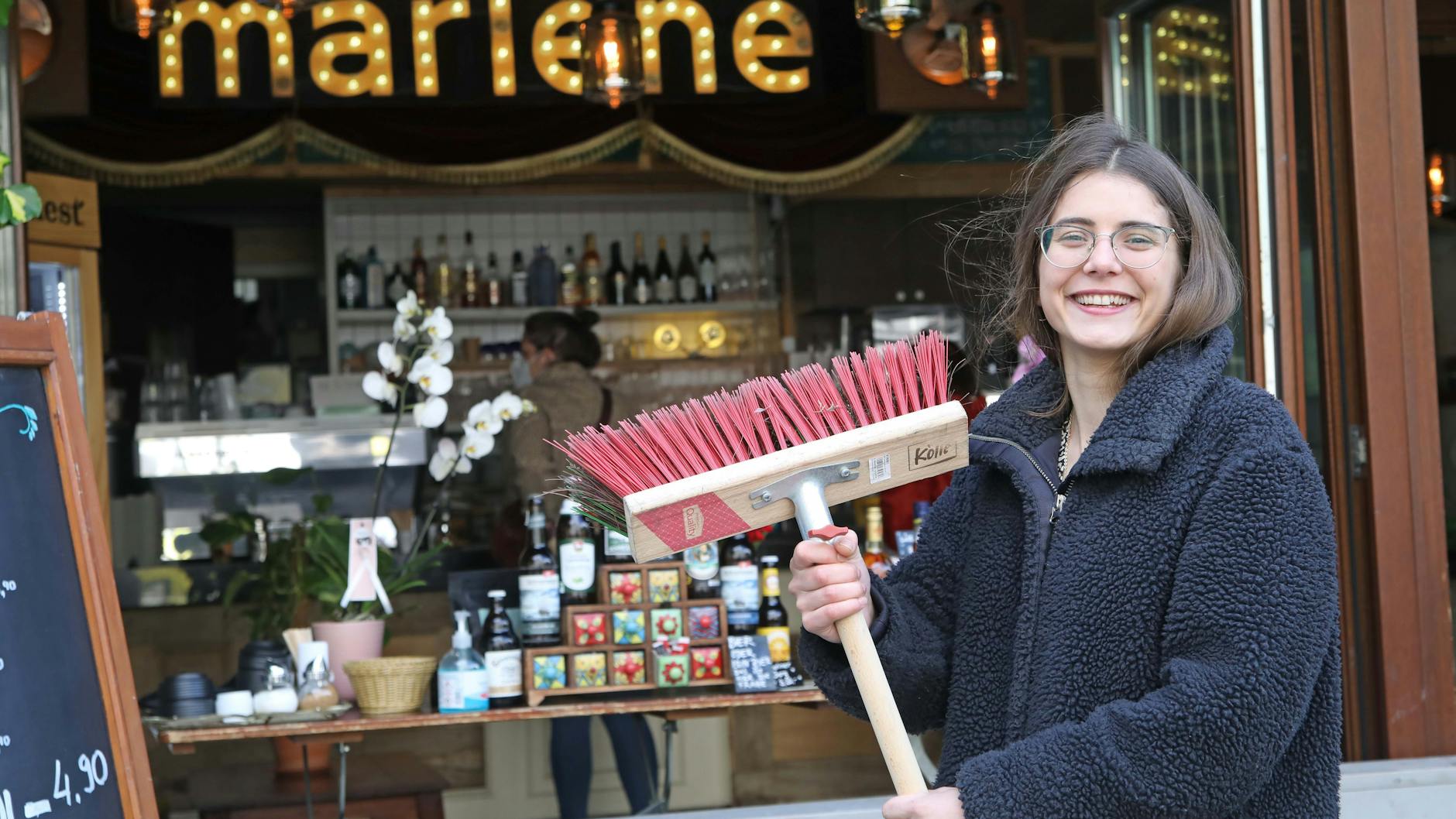 Anna Cassella (20) bereitet die Terrasse vom„ Kaffee Marlene“ in der Kastanienallee für den Start der Außengastronomie vor.
