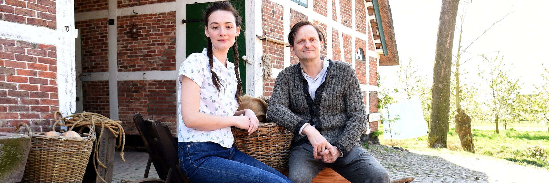 Schauspielerin Maria Ehrich (hier mit ihrem Kollegen Milan Peschel am Set zum Fernsehfilm „Altes Land“) liebt die Natur.