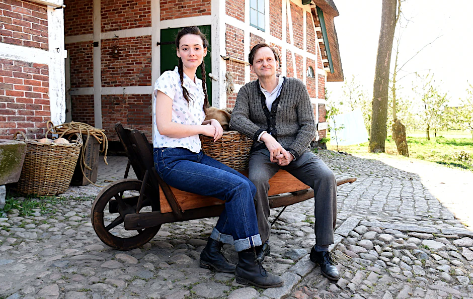 Schauspielerin Maria Ehrich (hier mit ihrem Kollegen Milan Peschel am Set zum Fernsehfilm „Altes Land“) liebt die Natur.