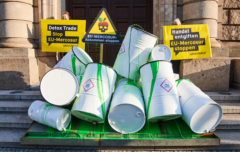 Berlin: Greenpeace blockiert Eingang zu Ministerium