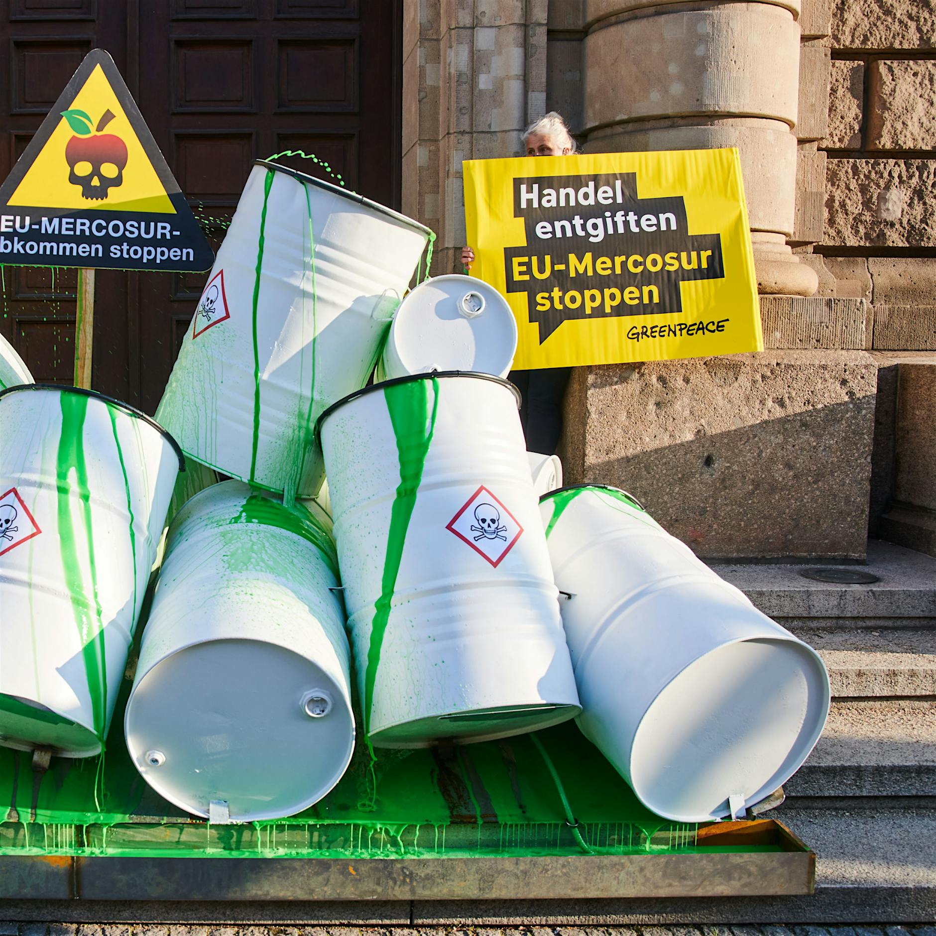 Berlin: Greenpeace blockiert Eingang zu Ministerium