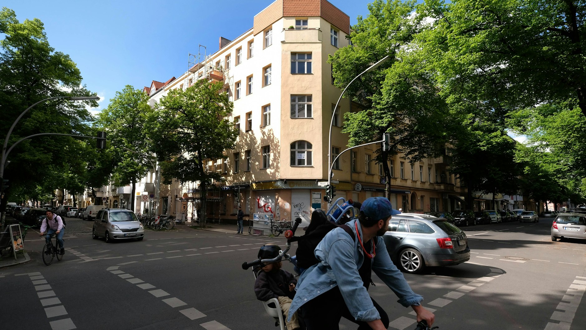 Ebenfalls in Hand der landeseigenen Howoge: Das Wohnhaus Weserstraße 164 /Ecke Wildenbruchstraße 85 und 86. <br>