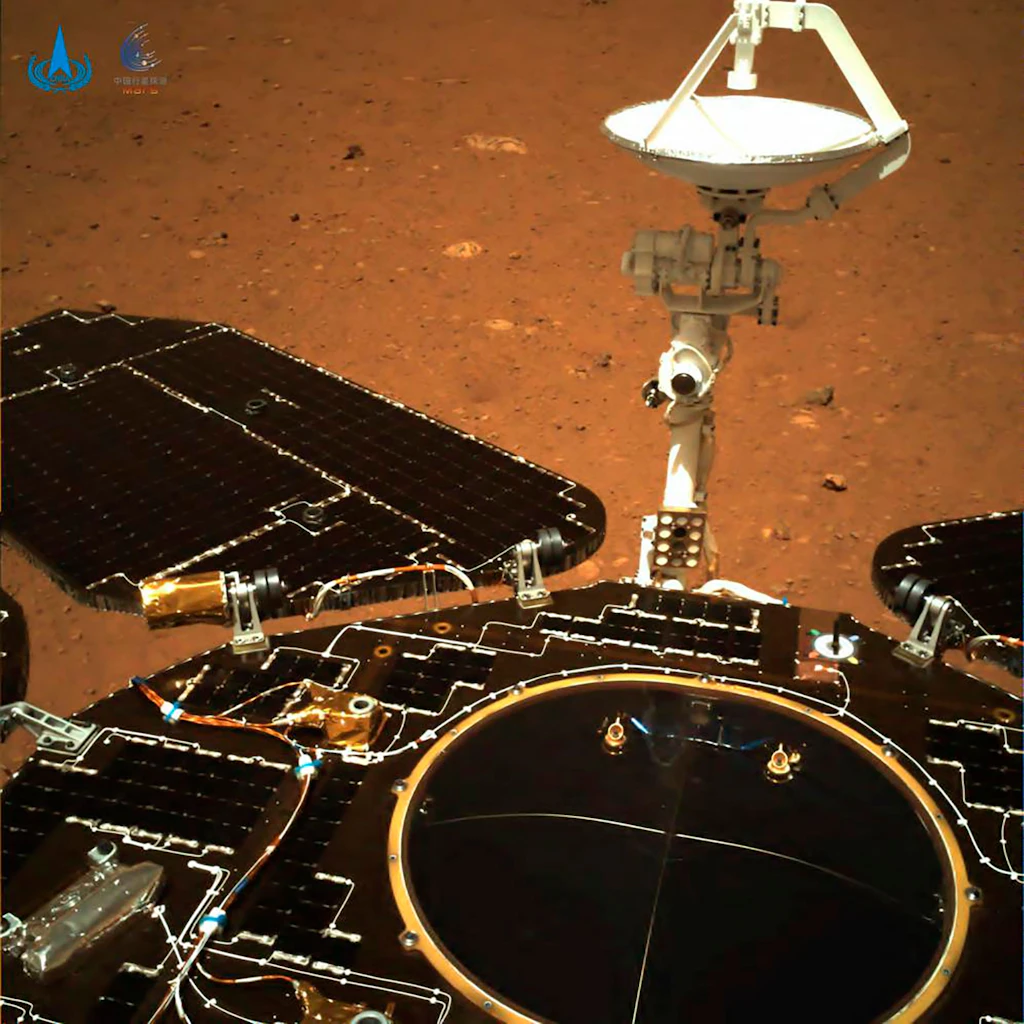 Chinas Mars-Rover schickt erste Bilder