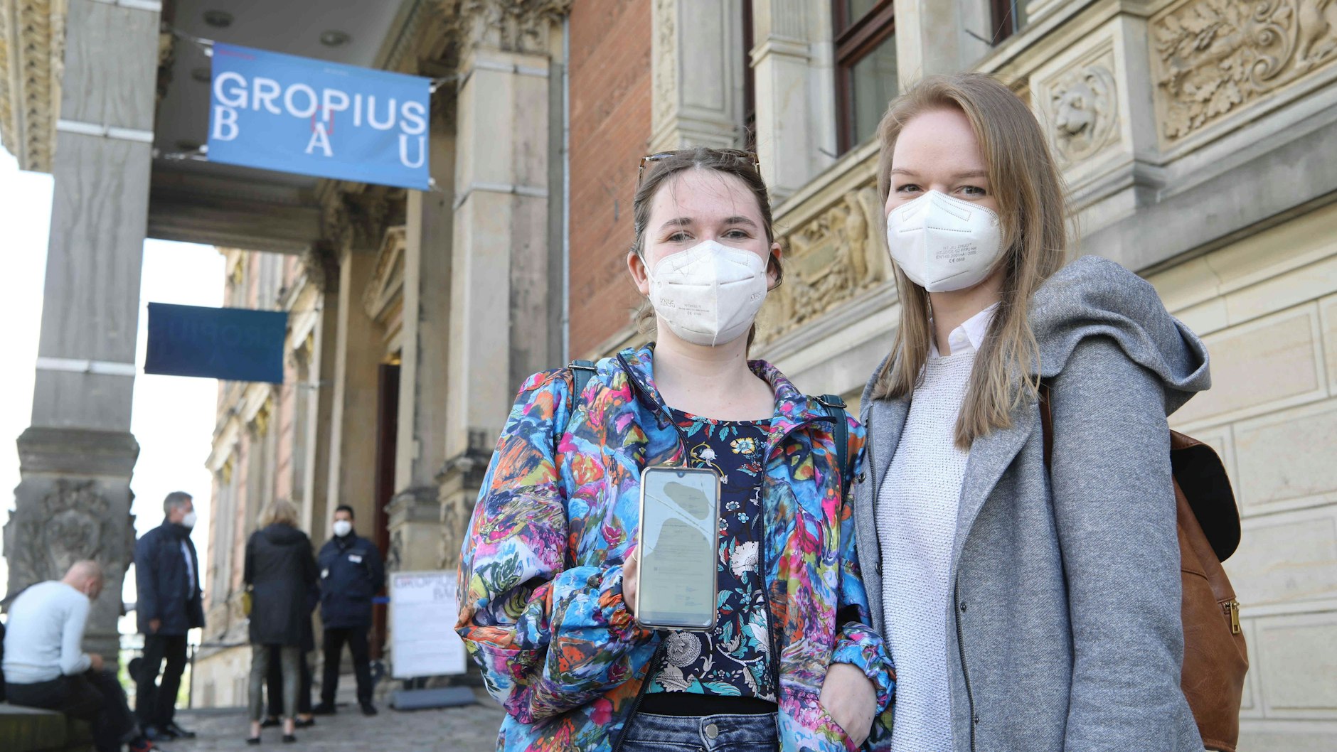 Pauline Schur (li.) und ihre Freundin Christina (beide 28) freuen sich am Martin-Gropius-Bau auf ihren ersten Museumsbesuch seit Monaten. Schon am Vortag haben sie sich das Online-Ticket gebucht und auf das Handy geladen.