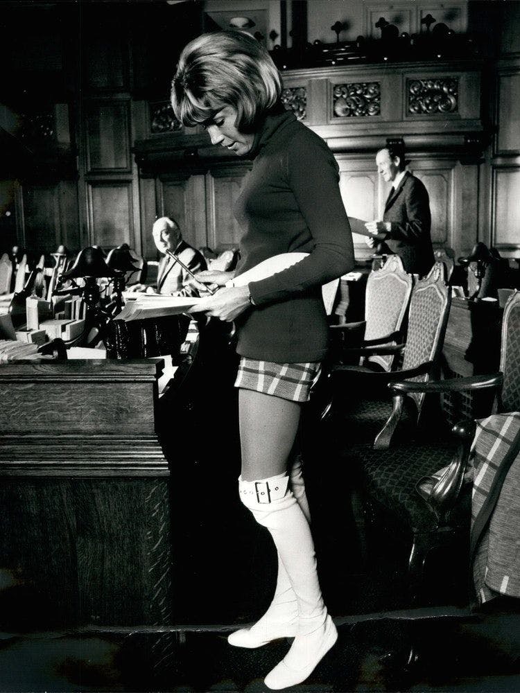 Ein mutiges Fashion-Statement: Die Abgeordnete Lene Bro trug 1971 Hotpants im dänischen Parlament.