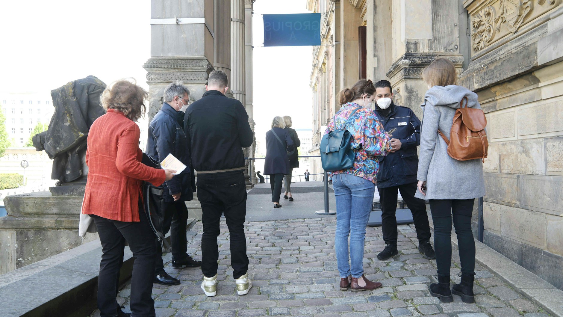 Endlich wieder in ein Museum: Vor dem Gropius-Bau warten Berliner sehnsüchtig auf Einlass.