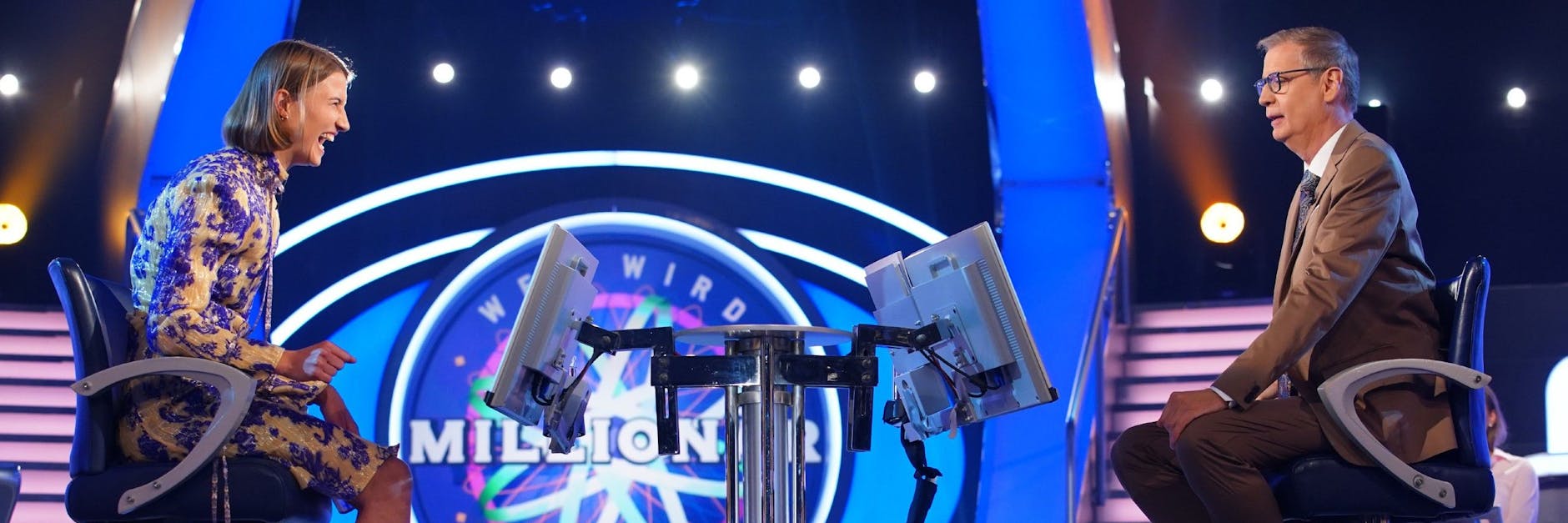 Kandidatin Nora Eckartsberg und Günther Jauch im Studio von „Wer wird Millionär“.