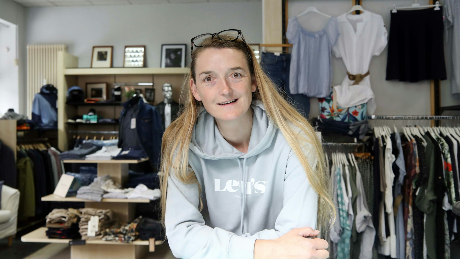 Kerstin Hesse (48) vom Mode-Geschäft „Maaßen Zehn“ freut sich, dass bald mehr Kundschaft kommt.