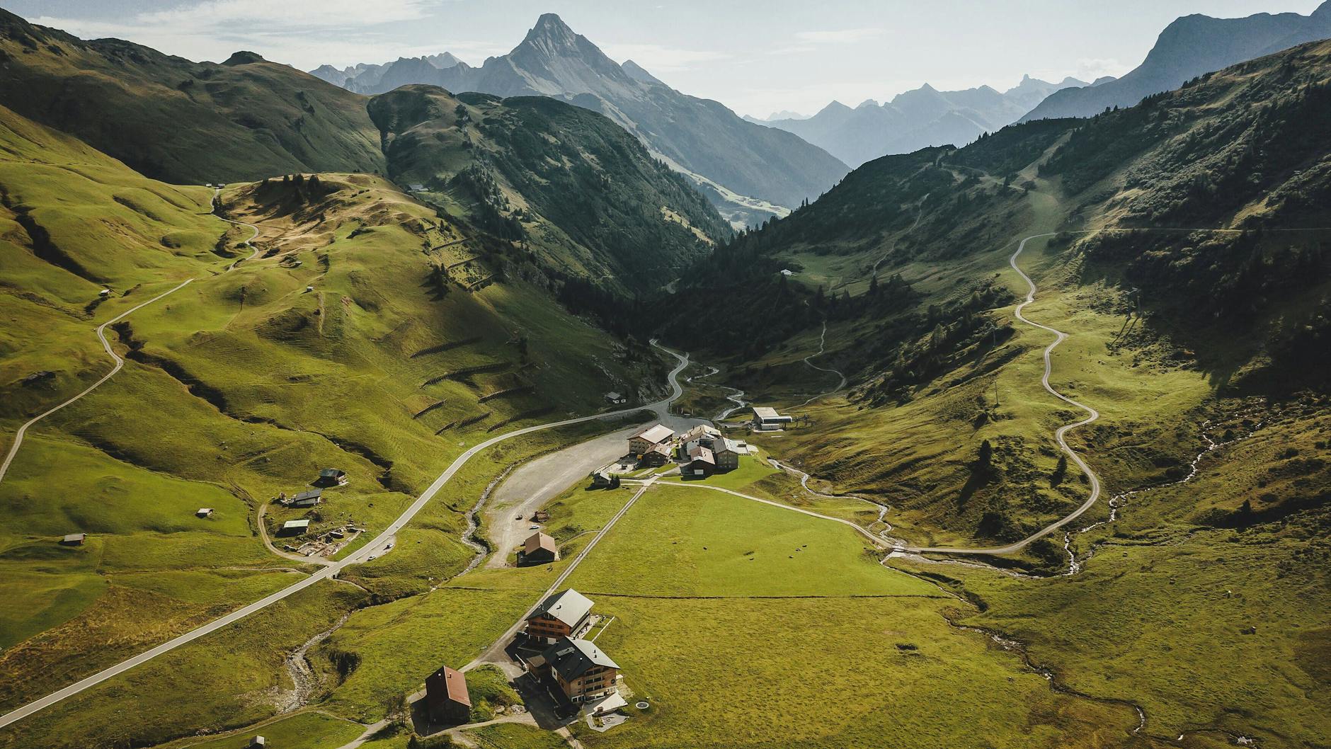 Die Ausgangslage für die Öffnungen in Österreich ist besser als erwartet: Die Zahl der Corona-Infektionen ist in den letzten Wochen stark gesunken.