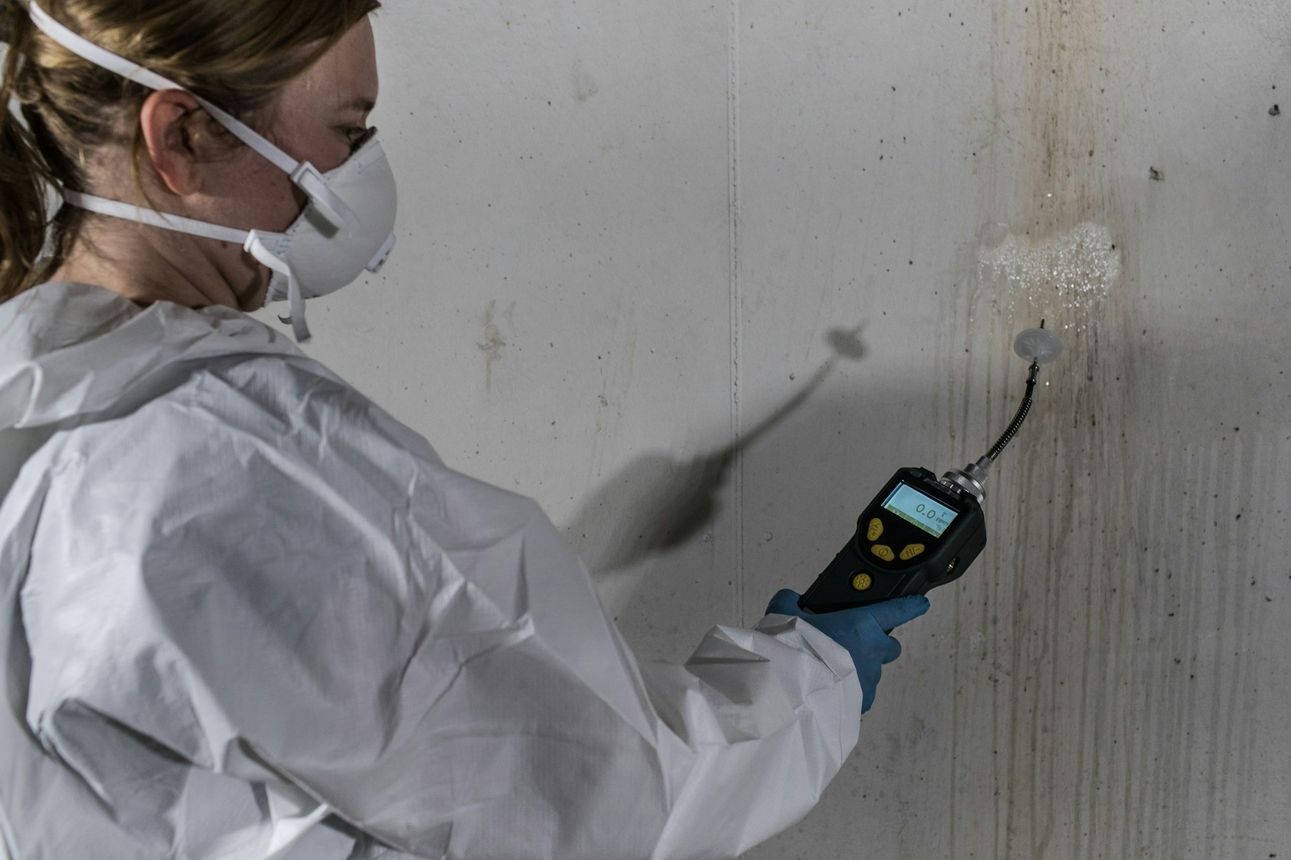 Mit einem Photoionisationsdetektor&nbsp;sucht die Brandsachverständige nach möglichen Hinweisen darauf, ob ein Täter Brandbeschleuniger verwendet hat.