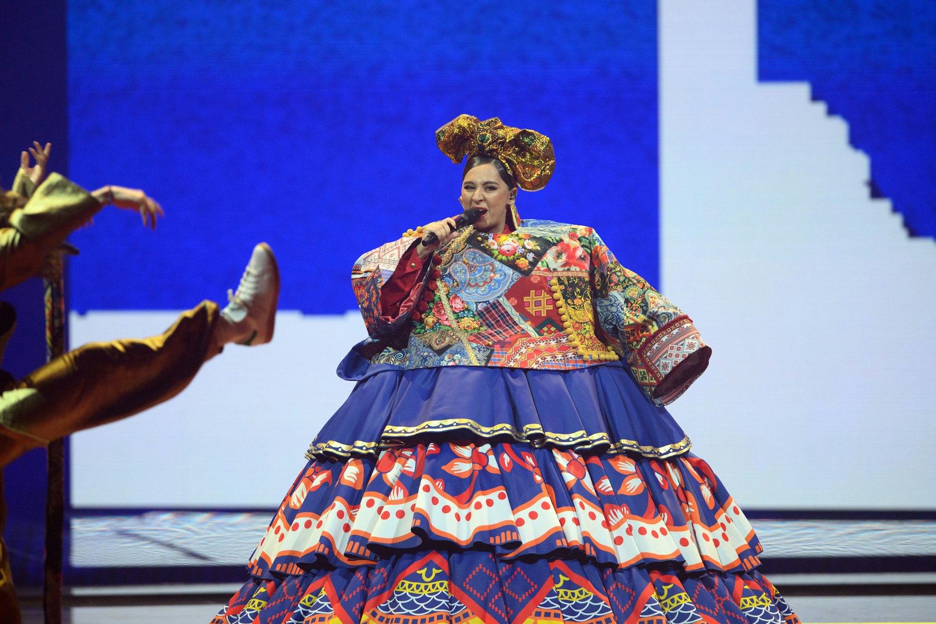 Die Sängerin Manizha aus Russland in ihrer Riesentracht, aus der sie gleich schlüpfen wird.