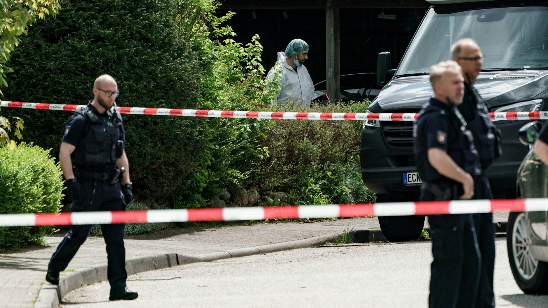 Polizei und Spurensicherung am Tatort in Dänischenhagen.&nbsp;
