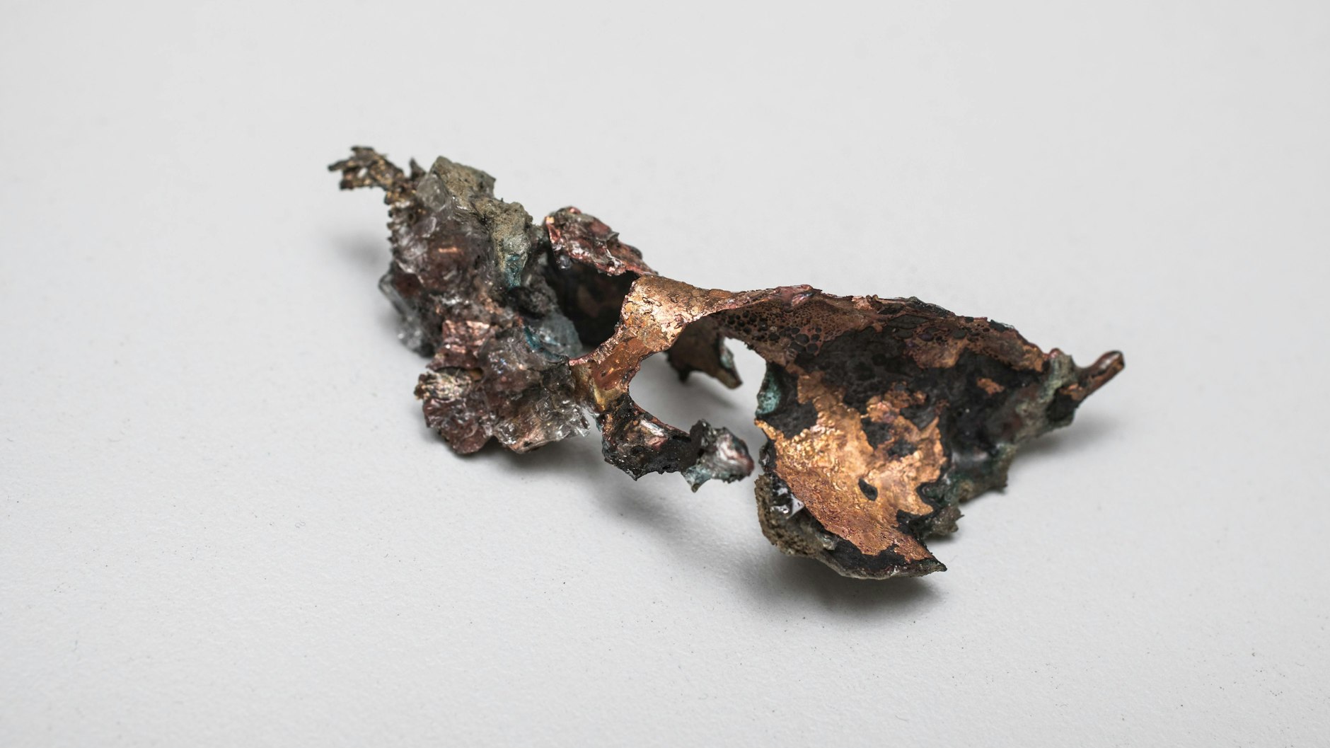 Der Überrest eines Kupferrohrs einer verbrannten Solaranlage. Kupfer schmilzt bei über 1000 Grad.