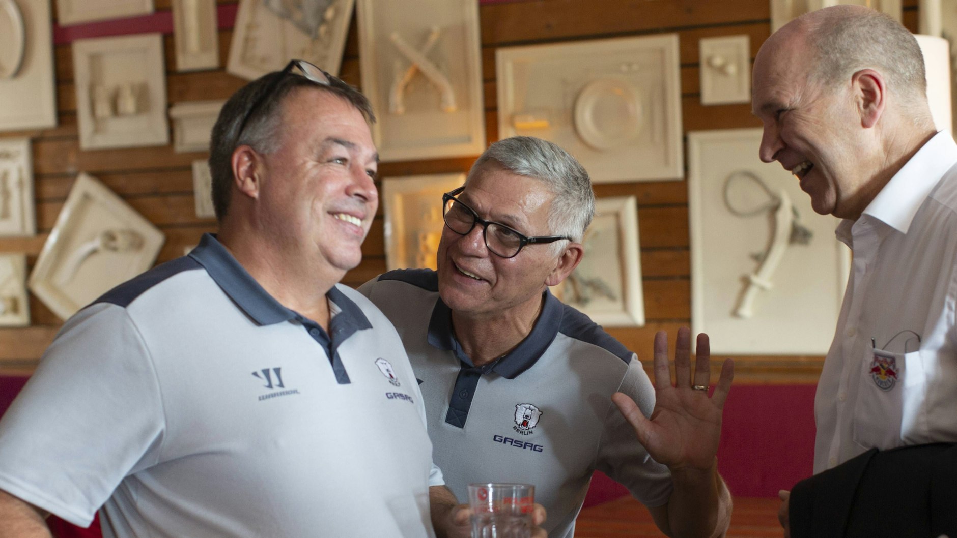 Stéphane Richer im Gespräch mit Neu-Aufsichtsrat Peter John Lee und Münchens Cheftrainer Don Jackson.