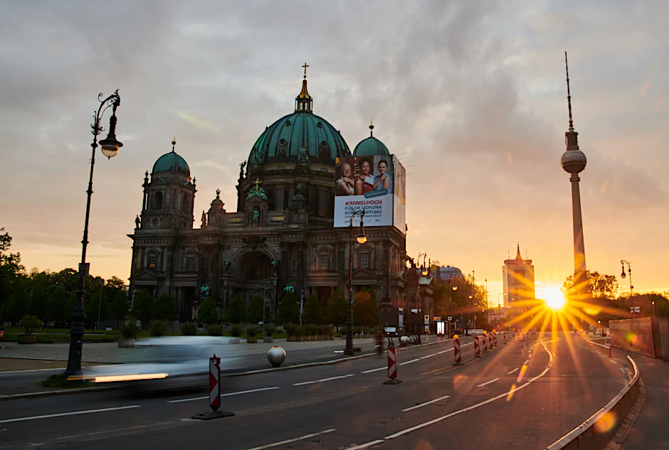 Die aufgehende Sonne verkündet einen schönen Tag in der Hauptstadt.&nbsp;