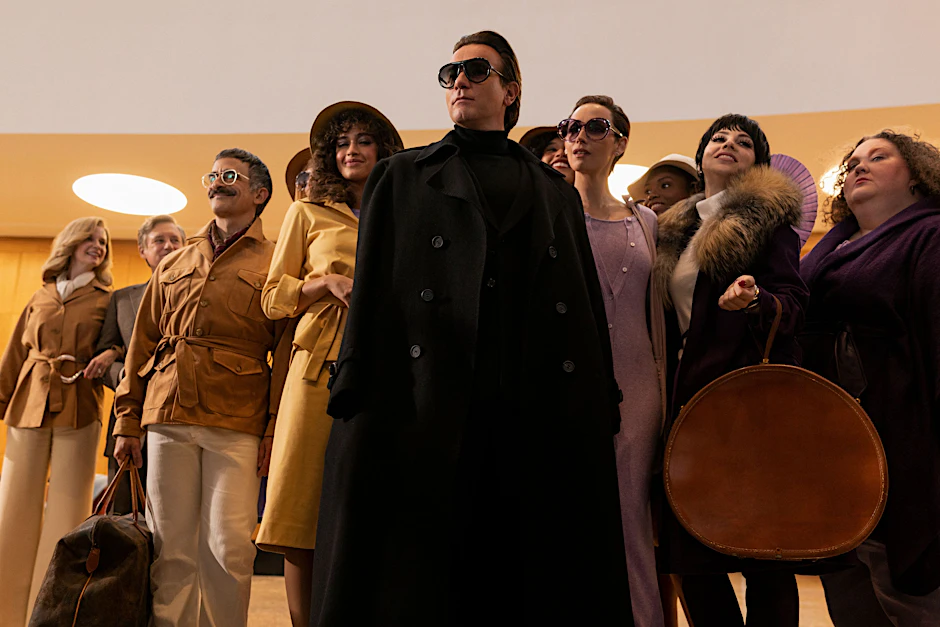 Mittelpunkt seines eigenen Universums: Halston (Ewan McGregor) umrahmt von seiner Entourage. Eine Szene aus der Netflix-Serie.