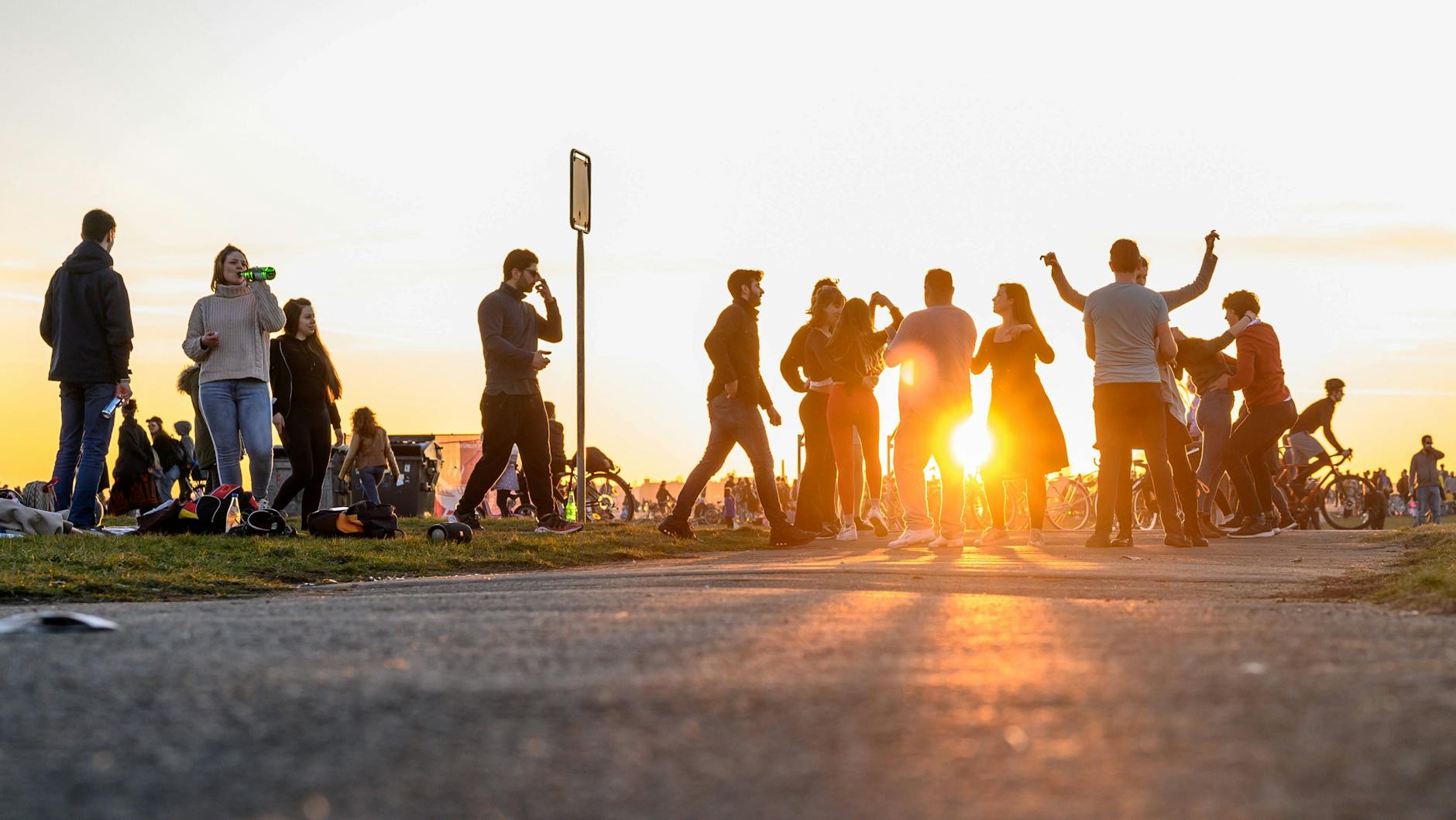 Menschen treffen sich auf dem Tempelhofer Feld.
