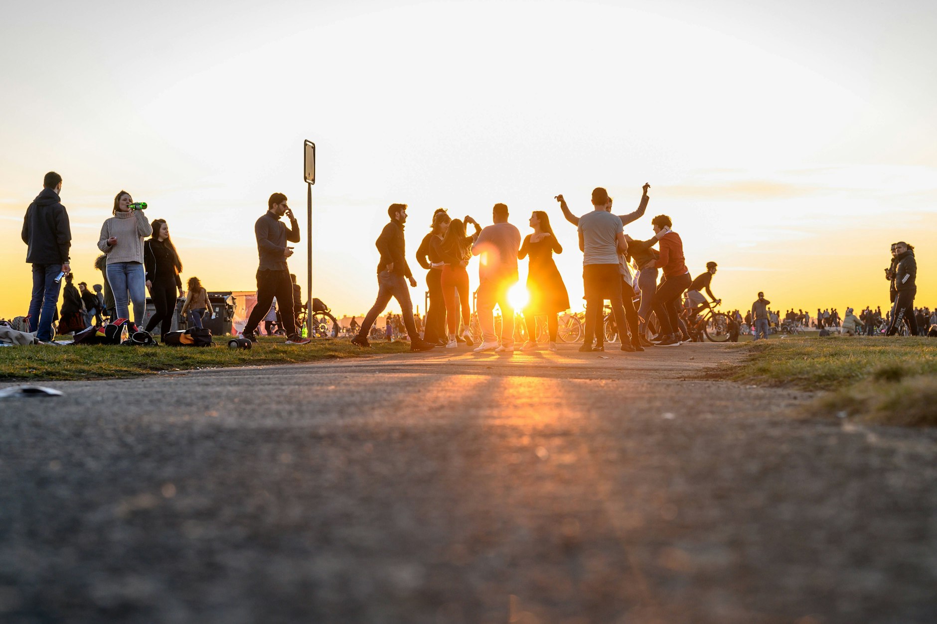 Menschen treffen sich auf dem Tempelhofer Feld.