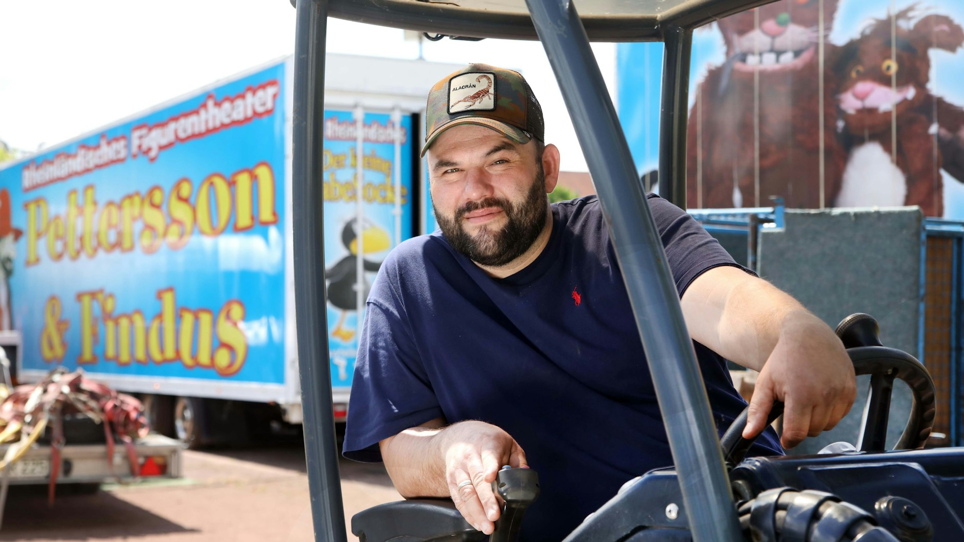 Helmut Richter (37) hat echt Pech. Gerade jetzt, wo der Kulturbetrieb in Berlin anläuft, muss er mit seiner Theatertruppe abreisen.