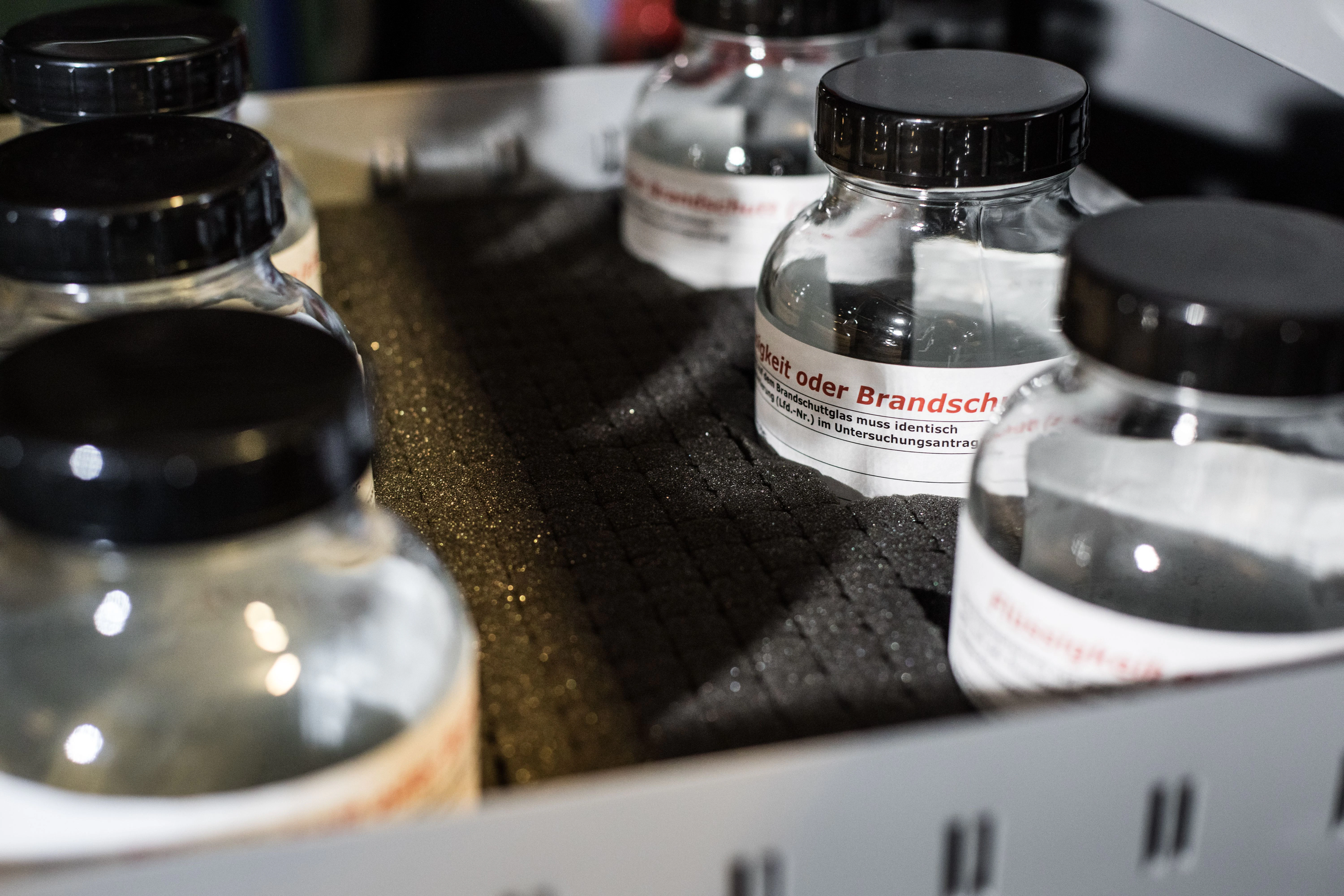 Die Proben des Brandschutts kommen in Gläser. Chemiker untersuchen sie dann im Labor des Kriminaltechnischen Instituts auf eventuelle Rückstände von Brandbeschleuniger.
