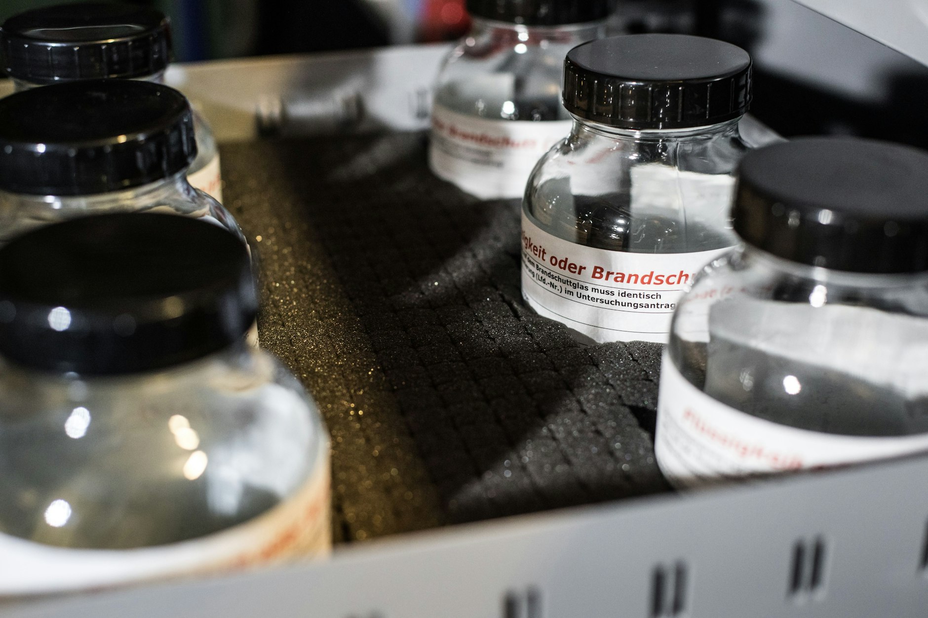 Die Proben des Brandschutts kommen in Gläser. Chemiker untersuchen sie dann im Labor des Kriminaltechnischen Instituts auf eventuelle Rückstände von Brandbeschleuniger.